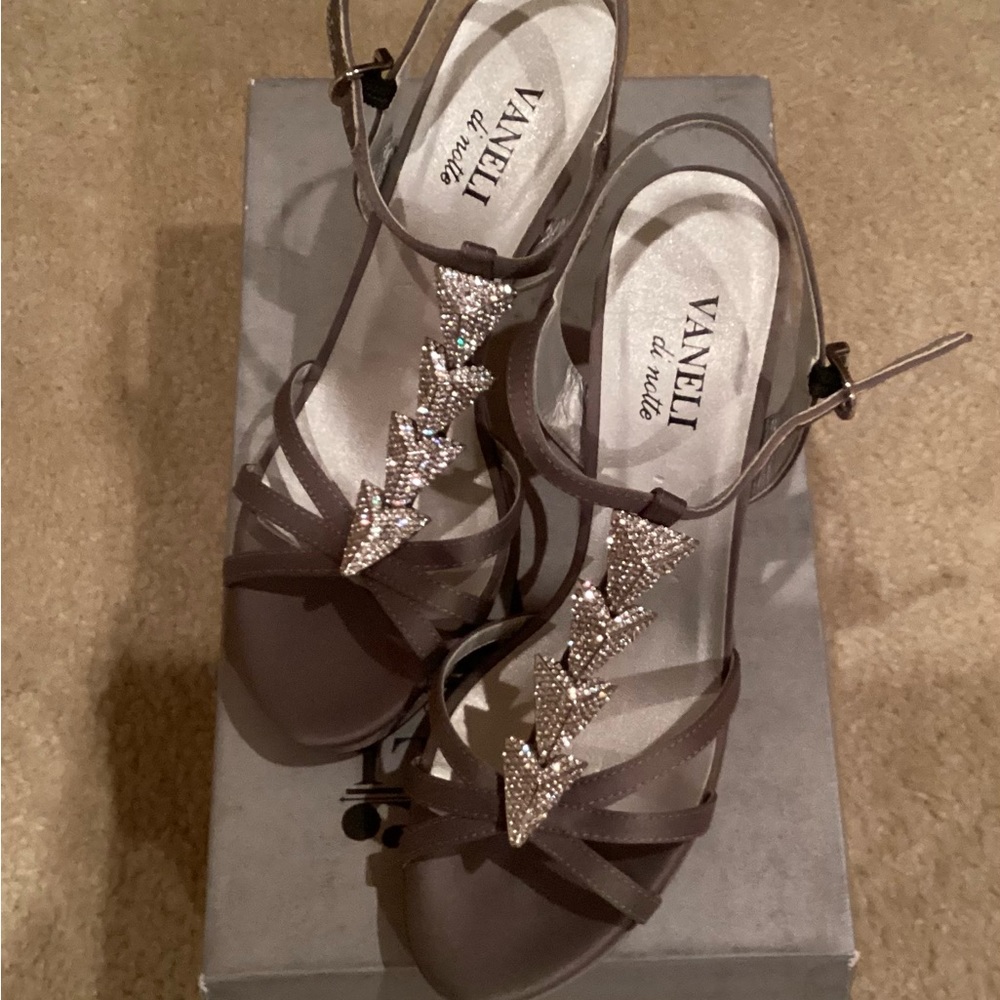 NIB VANELI Pewter Satin Embellished Adjustable Slingback 3” Heel in 8 NARROW